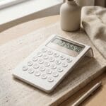 Minimalist Beyaz Hesap Makinesi ve Lüks Kurumsal Masaüstü Aksesuarları - Sensesevens