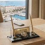 Premium Çift Gold Kalemli Saatli Siyah Kristal Masa İsimliği - Sensesevens
